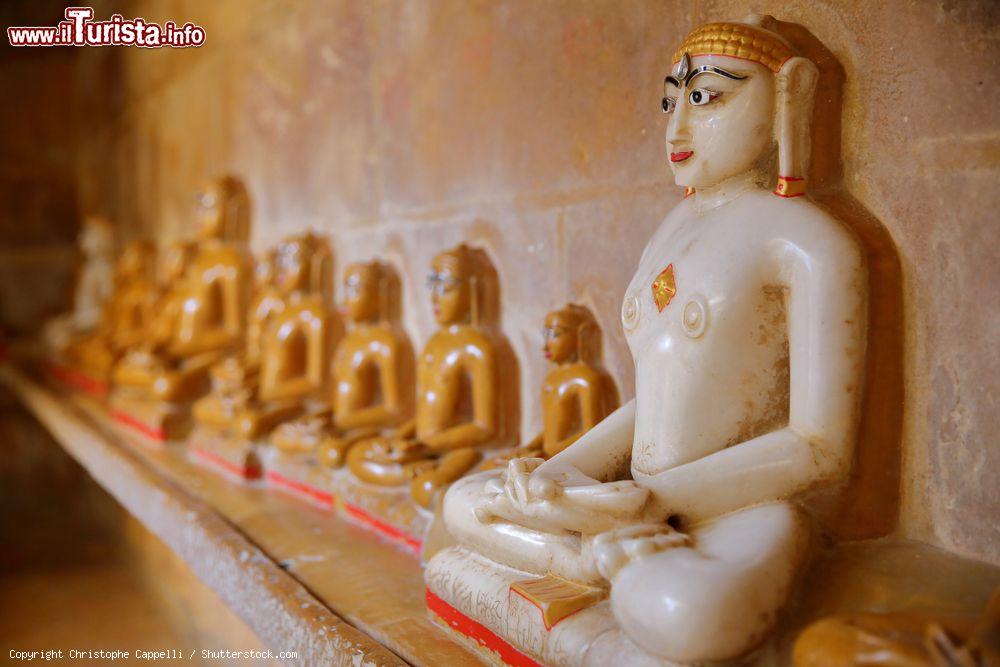 Immagine Una fila di statue di Tirthankara al tempio Shantinath all'interno del forte di Jaisalmer, Rajasthan, India - © Christophe Cappelli / Shutterstock.com