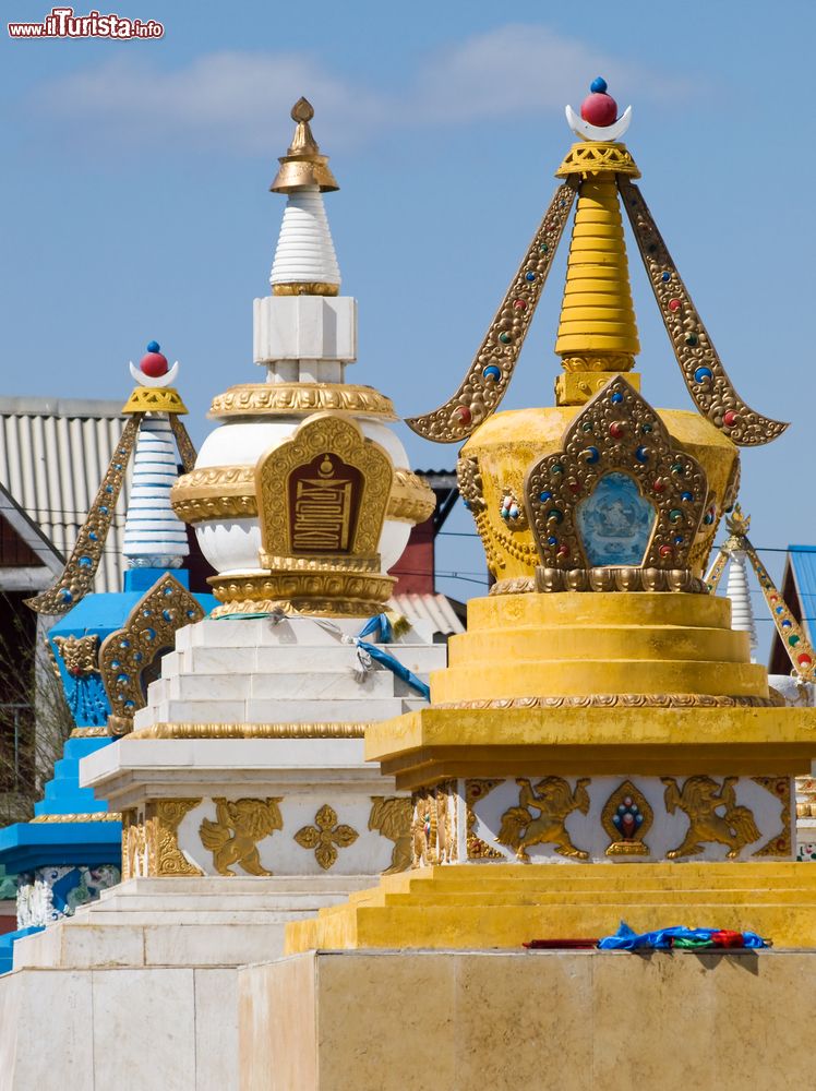 Immagine Una fila di stupa al monastero buddihsta Gandan a Ulan Bator, Mongolia. Lo stupa ha come funzione principale quella di conservare le reliquie di un personaggio famoso.