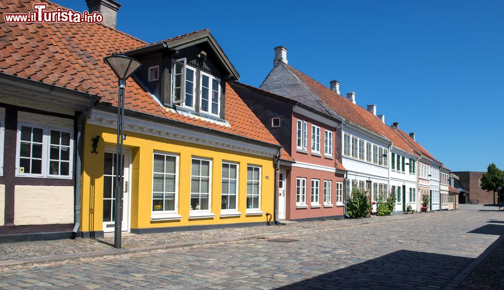 Immagine Una fila di tradizionali case dalle facciate colorate nel centro di Odense, Danimarca.