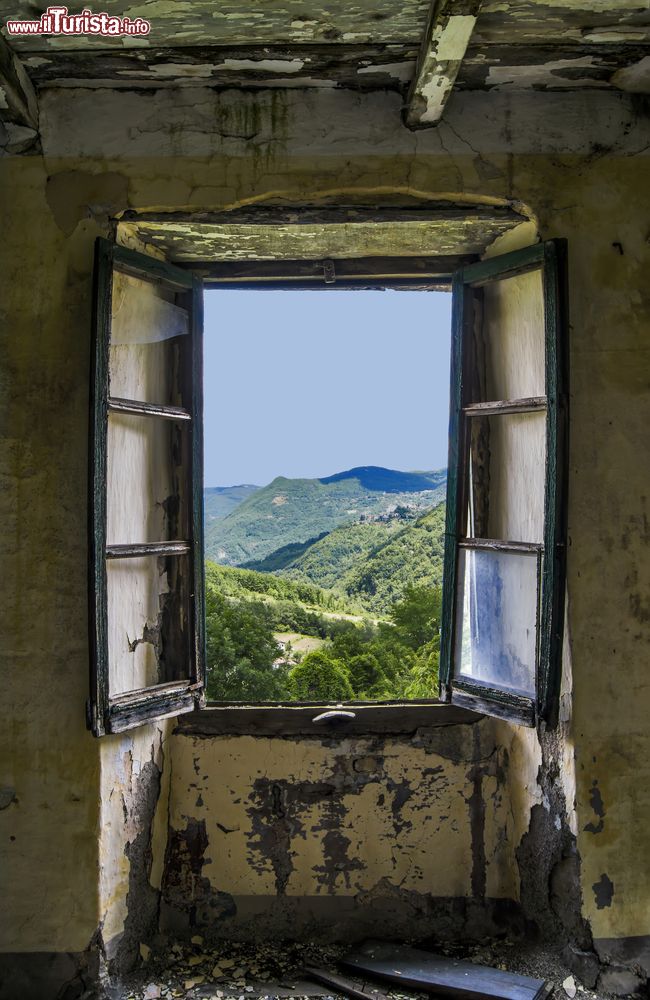 Immagine Una finestra aperta in una casa del villaggio abbandonato di Brallo di Pregola, Pavia.