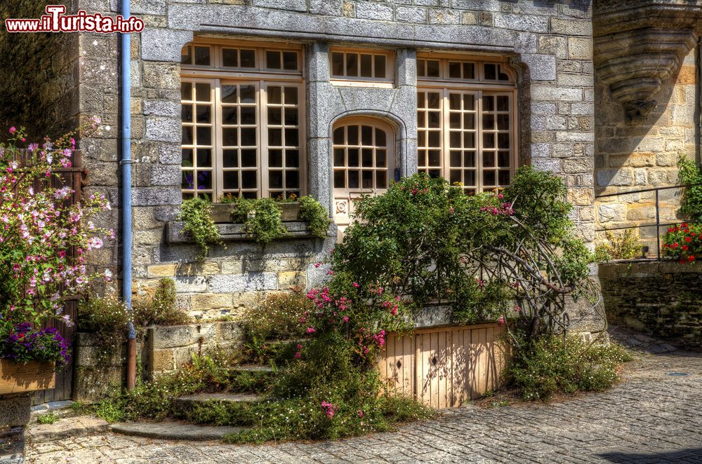 Immagine Una finestra di una casa tipica di Rochefort-en-Terre in Francia