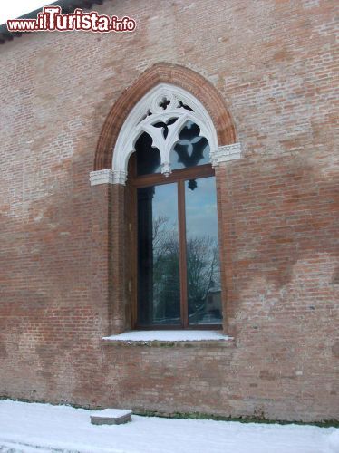 Immagine Una finestra gotica della Delizia di Belriguardo a Voghiera di Ferrara
