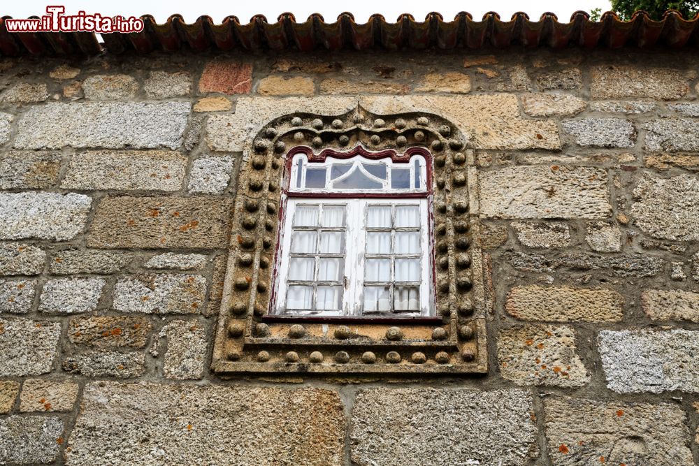 Immagine Una finestra in stile manuelino lungo un vicolo del borgo di Linhares da Beira, Portogallo.