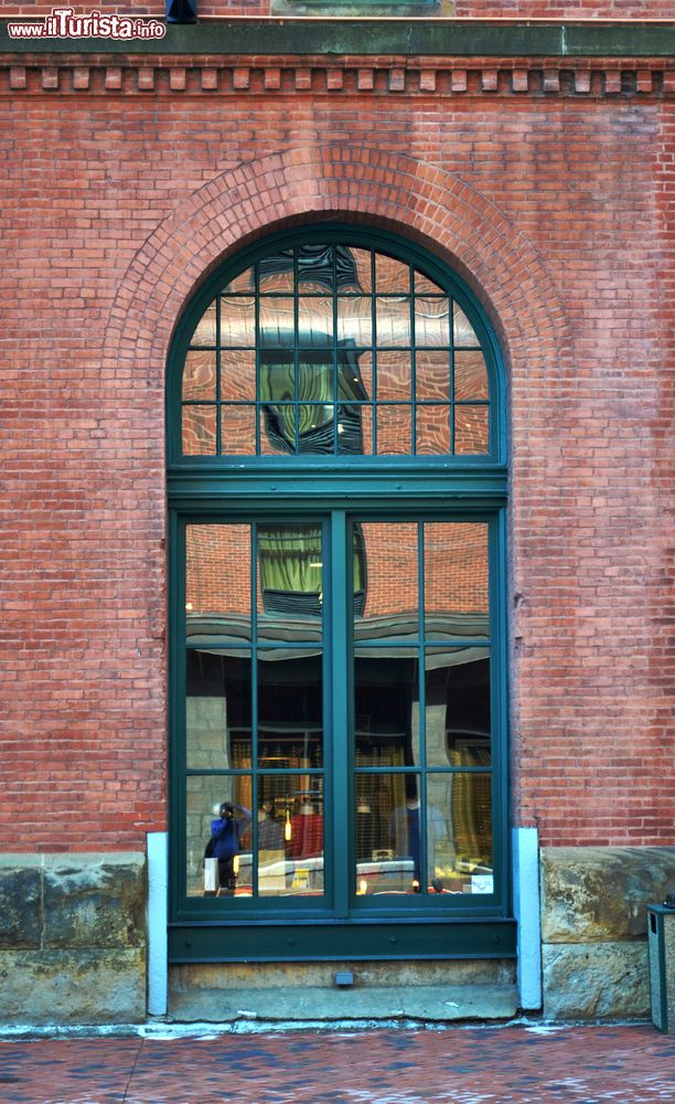 Immagine Una finestra sulla facciata di un antico edificio di Pittsburgh, Pennsylvania (USA).