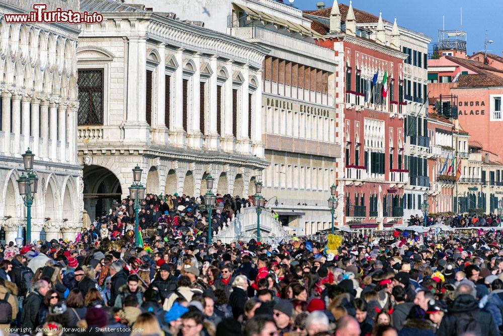 Immagine Una folla assurda lungo Riva degli Schiavoni a Venezia durante il Carnevale - © Jaroslav Moravcik / Shutterstock.com