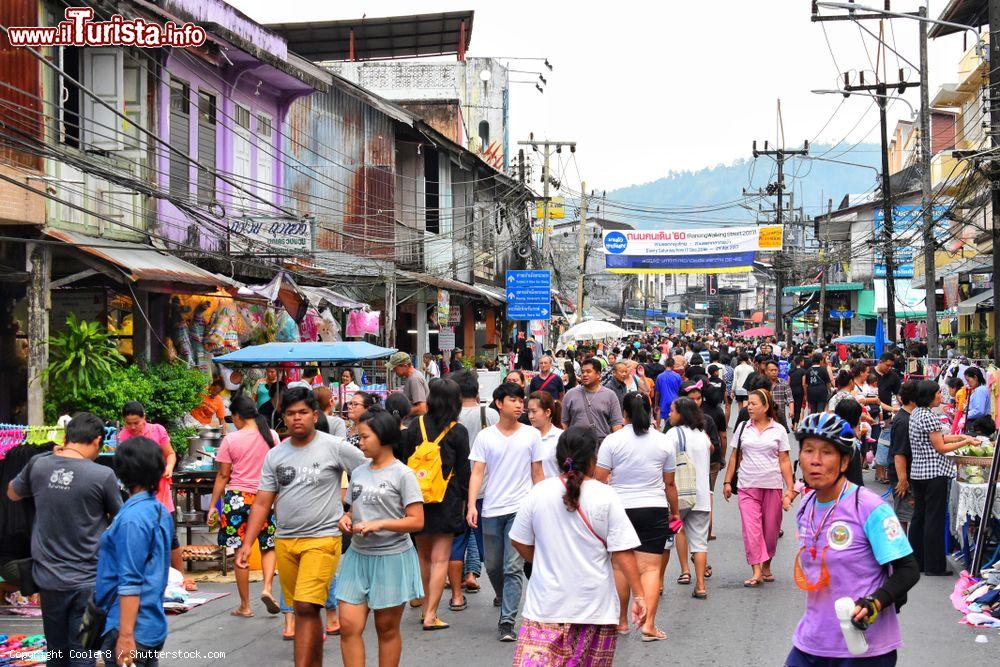 Immagine Una folla di persone cammina ogni mattina per le strade della provincia di Ranong, Thailandia - © Cooler8 / Shutterstock.com