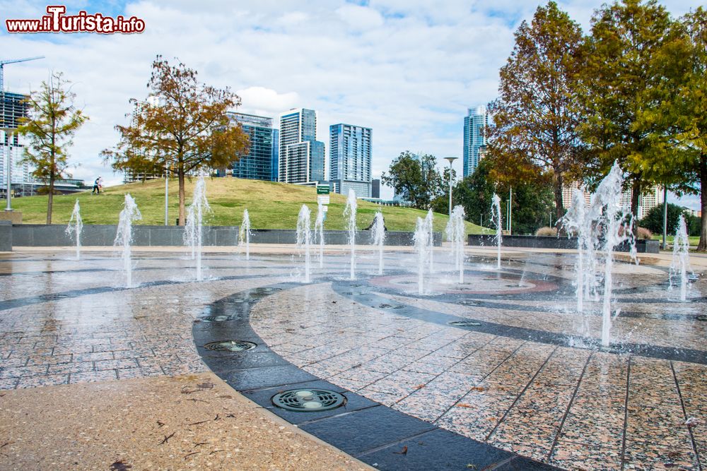 Immagine Una fontana a pavimento a Sam Hill Park nei pressi di Austin (Texas): un moderno spazio verde in un parco pubblico della città.