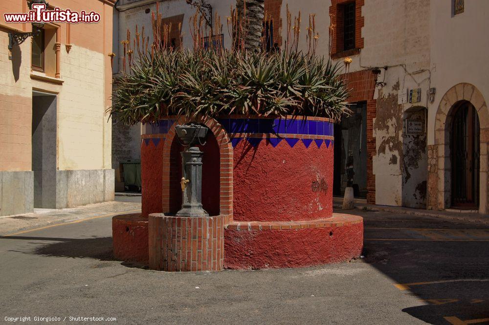Immagine Una fontana al centro di una piazzetta a Sitges, Spagna - © Giorgiolo / Shutterstock.com