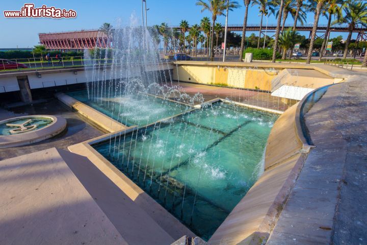 Immagine Una fontana al parco Nicolas Salmeron a Almeria, Spagna. Completamente ristrutturato negli ultimi anni del XX° secolo, questo parco impreziosito da fontane e monumenti è stato costruito nel 1940 e dedicato a Nicolas Salmeron, filosofo, scrittore e politico spagnolo nonché terzo presidente della Prima Repubblica spagnola nato proprio a Almeria nel 1838