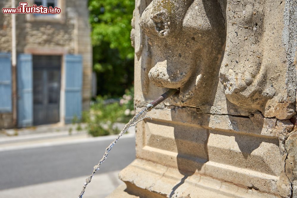 Immagine Una fontana antica nel centro di Barjac in Provenza