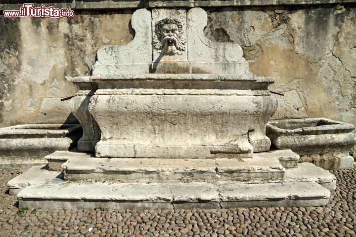 Immagine Una fontana con decorazioni scultoree nel centro di Riva del Garda, Trentino Alto Adige - © 92694028 / Shutterstock.com