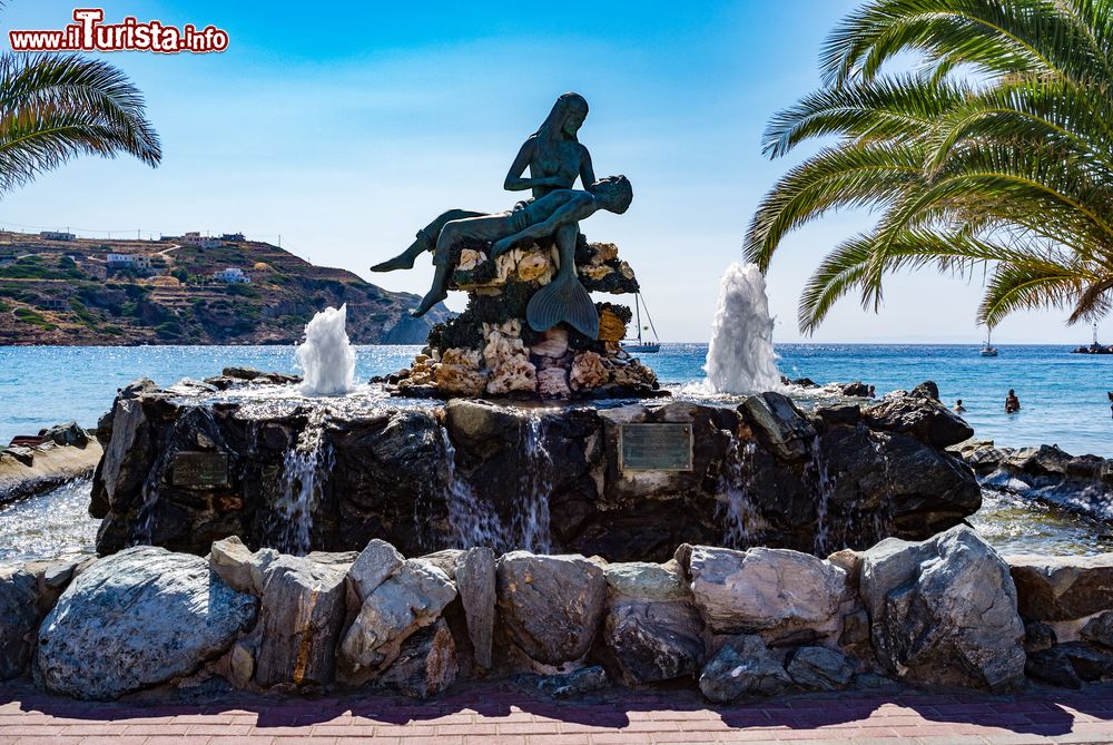 Immagine Una fontana con scultura di fronte alla spiaggia di Kini, isola di Syros, Grecia.