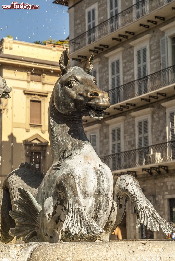 Immagine Una fontana con statua in bronzo nel centro cittadino di Ascoli Piceno, Marche, Italia.