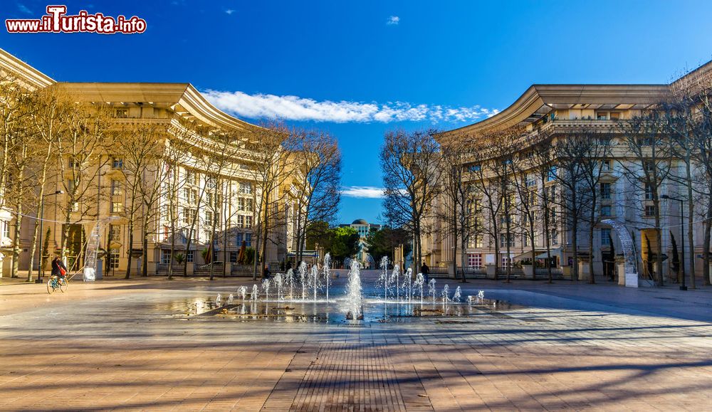 Immagine Una fontana con zampilli d'acqua nel quartiere di Antigone a Montpellier (Francia).