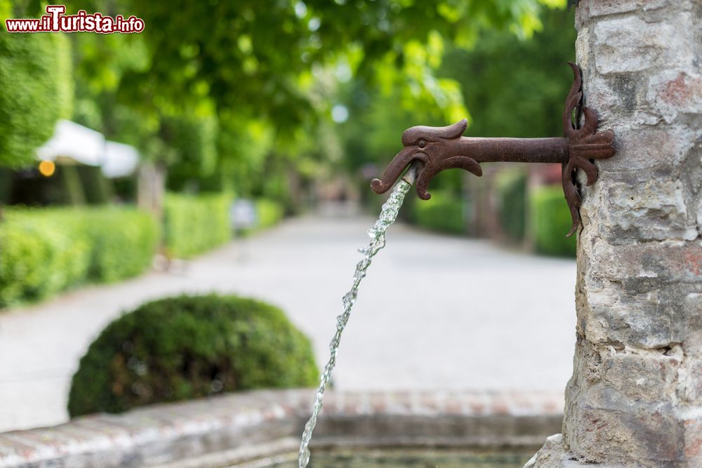 Immagine Il particolare di una fontana dentro al borgo in stile medievale di Grazzano Visconti