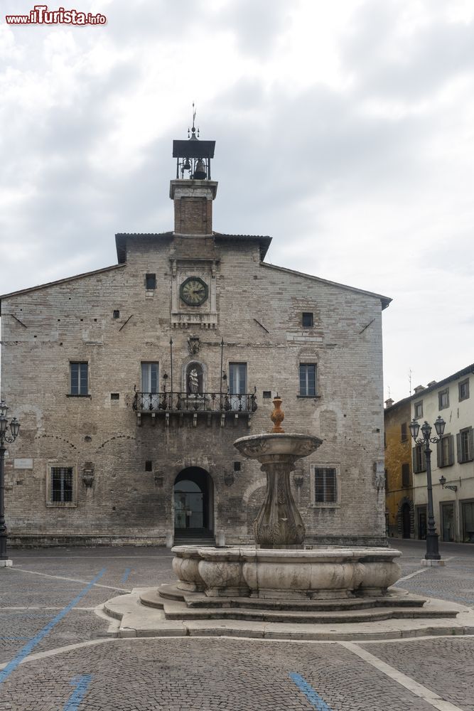 Immagine Una fontana e un antico palazzo nel centro di Cagli (Marche)