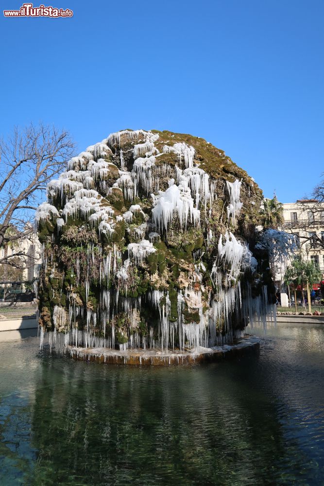 Immagine Una fontana ghiacciata in un parco pubblico di Montpellier, Francia, in inverno.