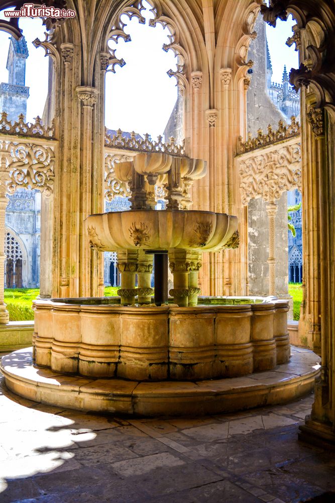 Immagine Una fontana gotica nel chiostro del monastero di Alcobaca, Portogallo.