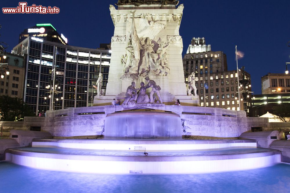 Immagine Una fontana illuminata di sera nel centro storico di Indianapolis (Indiana), USA.