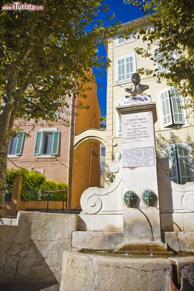 Immagine Una fontana in pietra bianca e grigia nel centro di Aubagne, Francia.