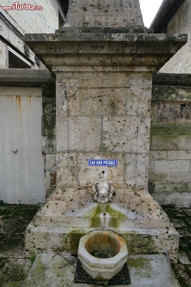 Immagine Una fontana in pietra con acqua non potabile nel centro di Montrichard, Francia.