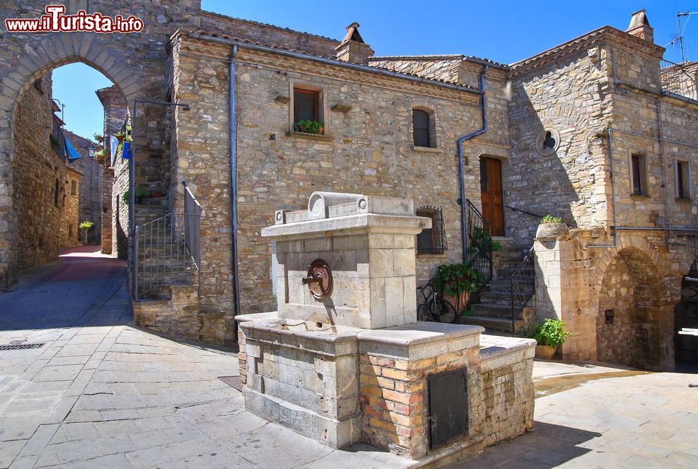 Immagine Una fontana in pietra nel centro di Guardia Perticara, Basilicata.