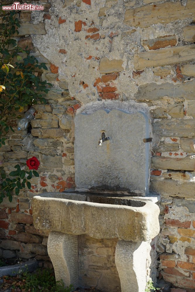 Immagine Una fontana in pietra nel centro storico di Murazzano, Piemonte. Questo grazioso borgo delle Langhe è soprannominato "scudo e chiave del Piemonte".