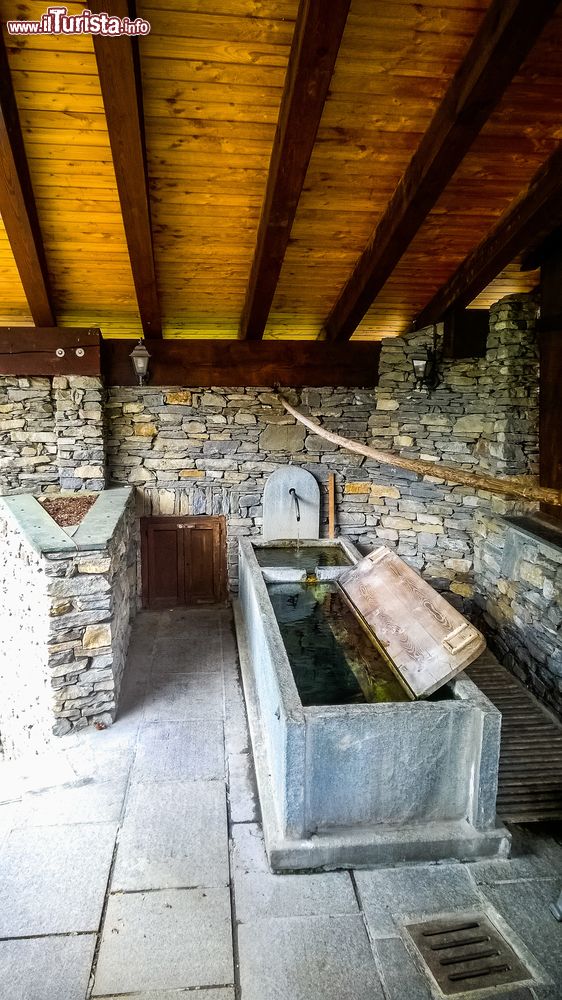 Immagine Una fontana in pietra nel Comune di Pré-Saint-Didier, Valle d'Aosta.