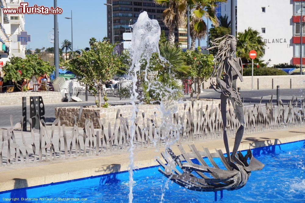 Immagine Una fontana moderna in una delle principali strade della città di Calpe, Spagna - © Ekaterina McClaud / Shutterstock.com