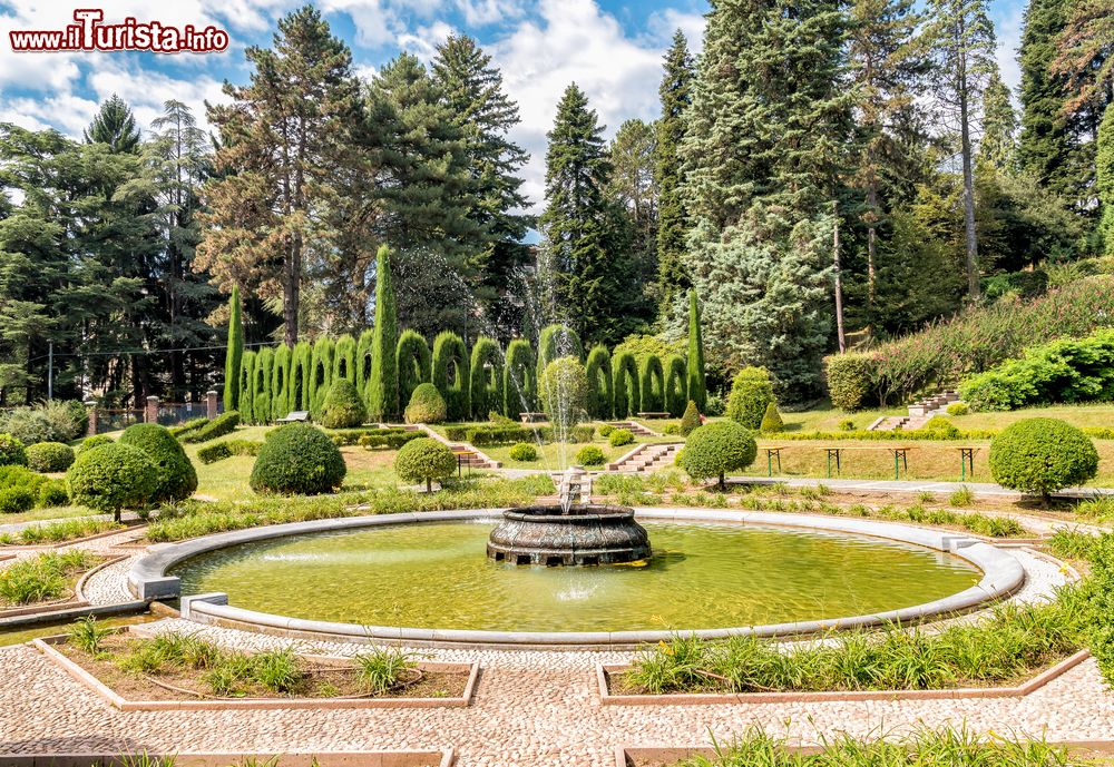 Immagine Una fontana nei giardini di Villa Toeplitz a Varese, Italia. L'aspetto orientaleggiante di fontane e vasche si deve a Edvige Mrozowska, moglie di Toeplitz, che durante i suoi viaggi aveva spesso visitato l'Oriente di cui era rimasta profondamente affascinata.