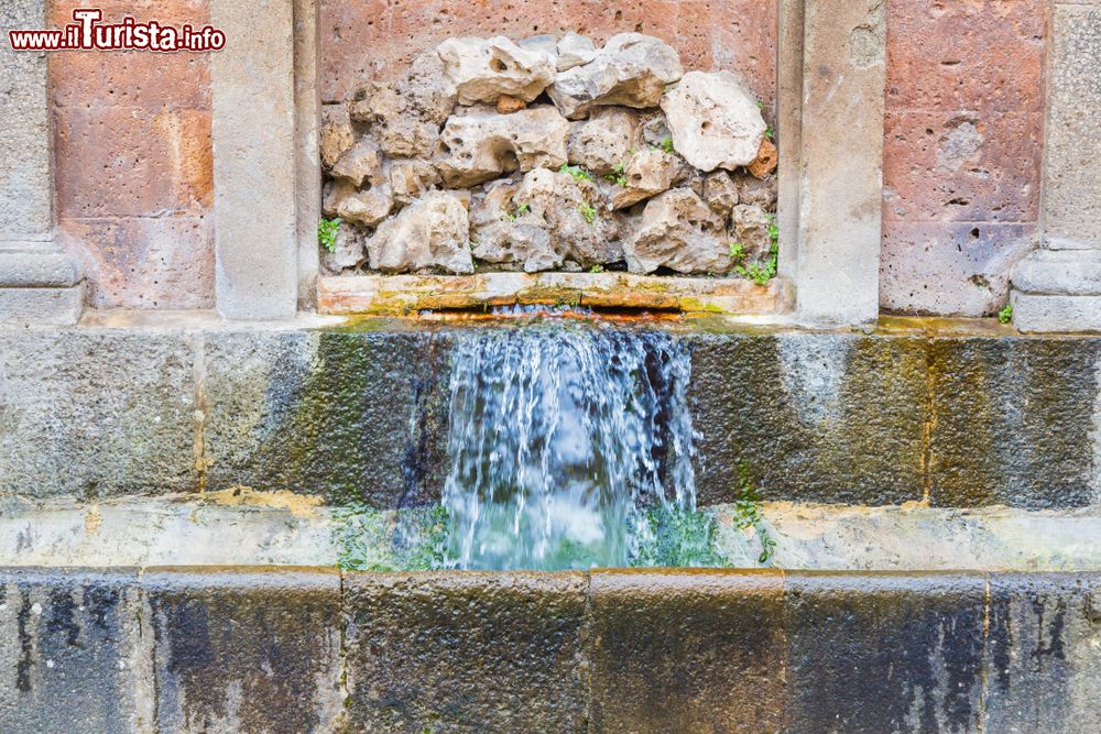 Immagine Una fontana nel borgo di Acquapendente, provincia di Viterbo, Lazio. Siamo nell'estremo nord della regione, quasi al confine con la Toscana: la cittadina deve il suo nome al fatto di trovarsi vicino a numerose cascatelle che confluiscono nel fiume Puglia.