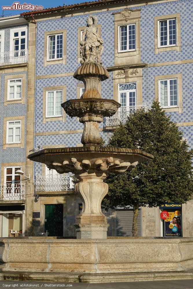 Immagine Una fontana nel centro cittadino di Barcelos, Portogallo. Questa cittadina del distretto di Braga sorge in un luogo ricco di vestigia archeologiche che risalgono alla Preistoria - © alfotokunst / Shutterstock.com
