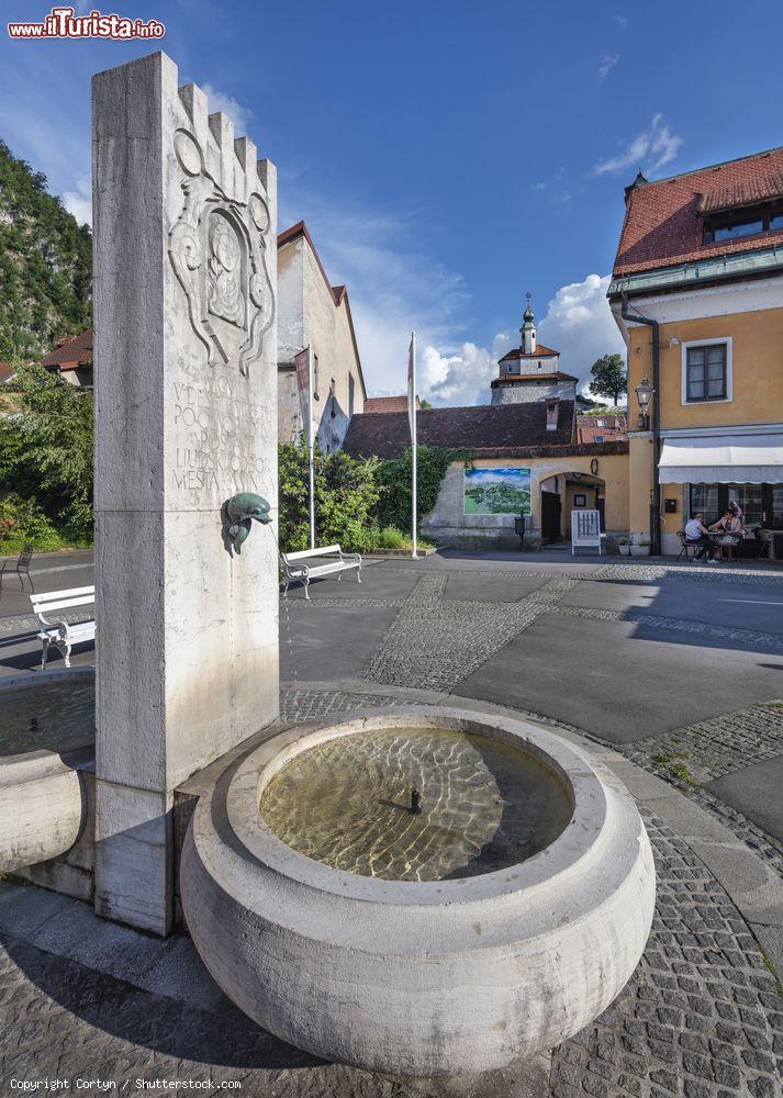Immagine Una fontana nel centro del borgo di Kamnik in Slovenia - © Cortyn / Shutterstock.com