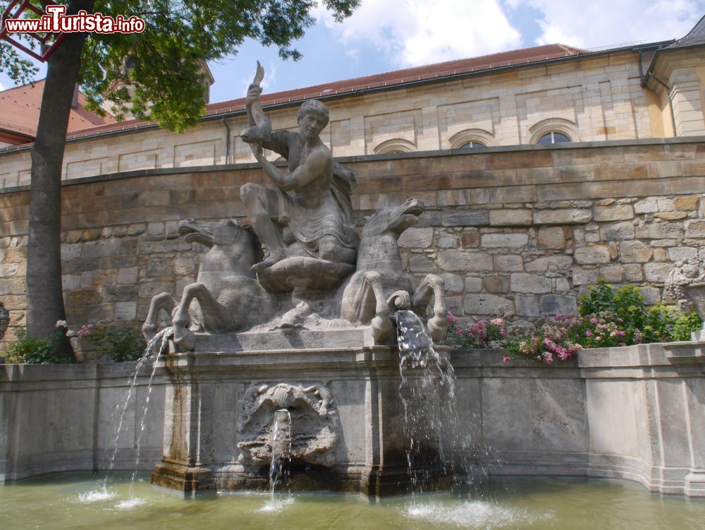 Immagine Una fontana nel centro della vecchia città di Bayreuth, Baviera, Germania.