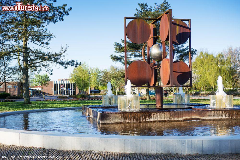 Immagine Una fontana nel centro di Billund in Danimarca, famosa per ospitare il parco di Legoland- © Lena Ivanova / Shutterstock.com