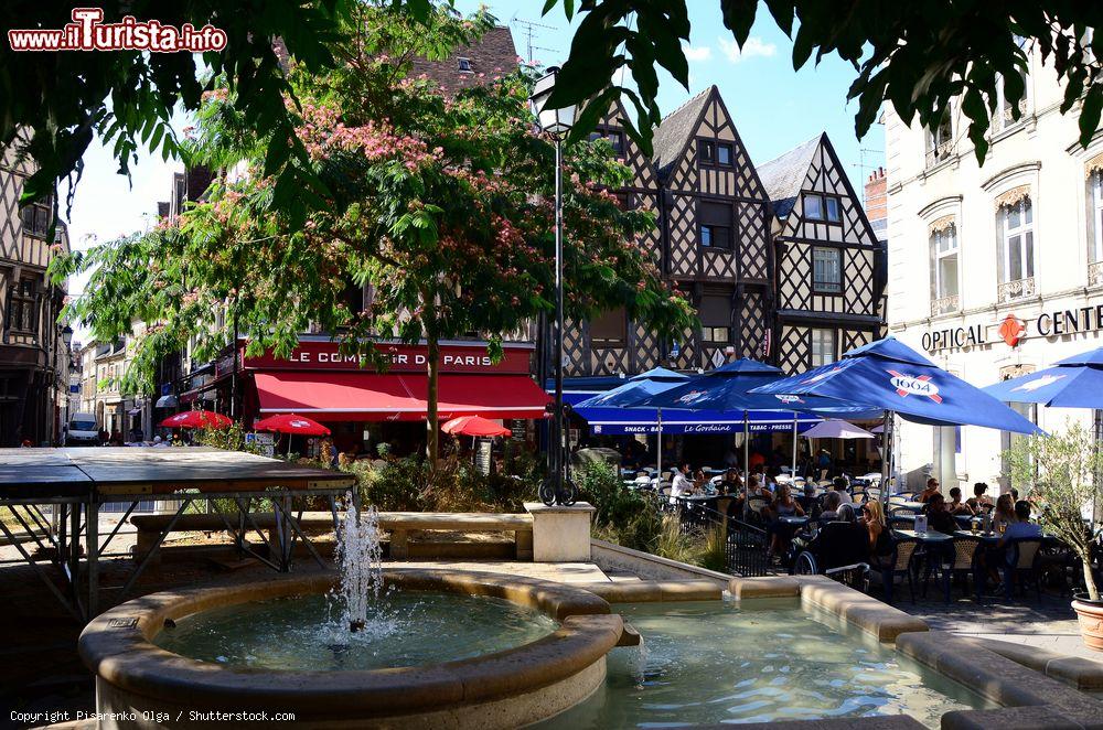 Immagine Una fontana nel centro di Bourges (Francia) con gente ai tavoli di un caffé-ristorante - © Pisarenko Olga / Shutterstock.com