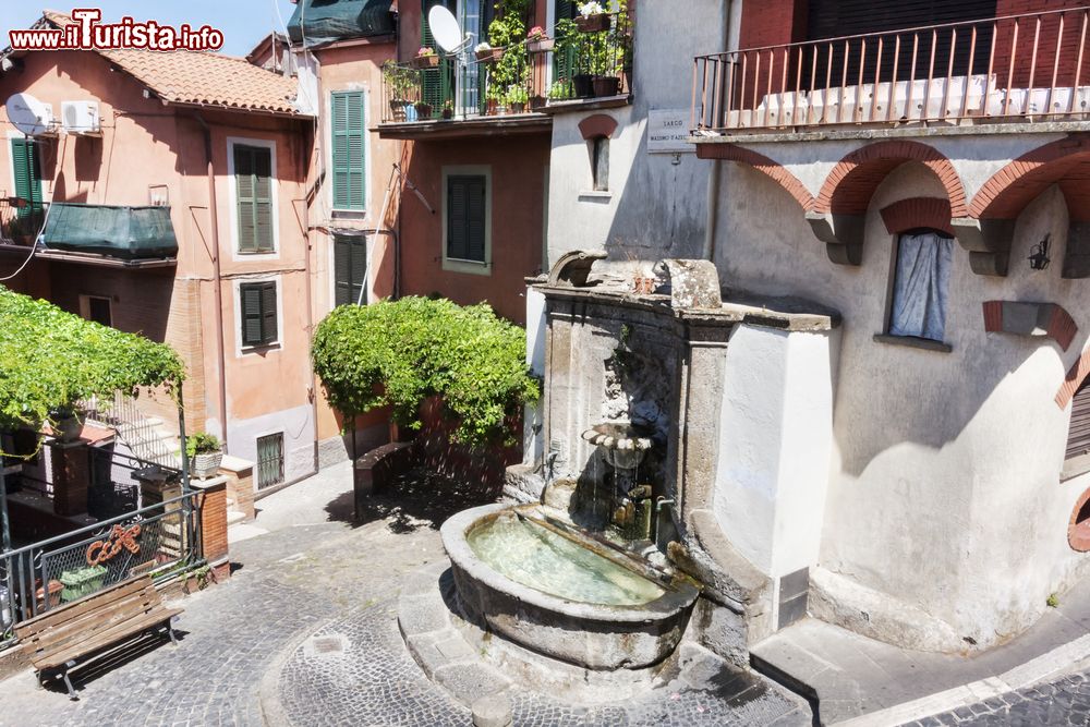 Immagine Una fontana nel centro di Rocca di Papa, Largo Massimo D 'Azeglio (Lazio)