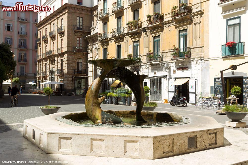 Immagine Una fontana nel centro di Salerno in Campania. - © Andrei Rybachuk / Shutterstock.com