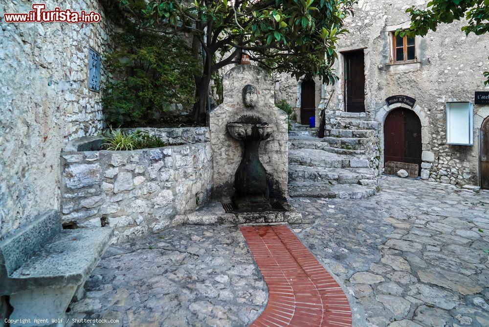 Immagine Una fontana nel centro storico di Eze-sur-Mer, Francia. Incastonata lungo la Costa Azzurra, è la frazione marittima del borgo di Eze   - © Agent Wolf / Shutterstock.com