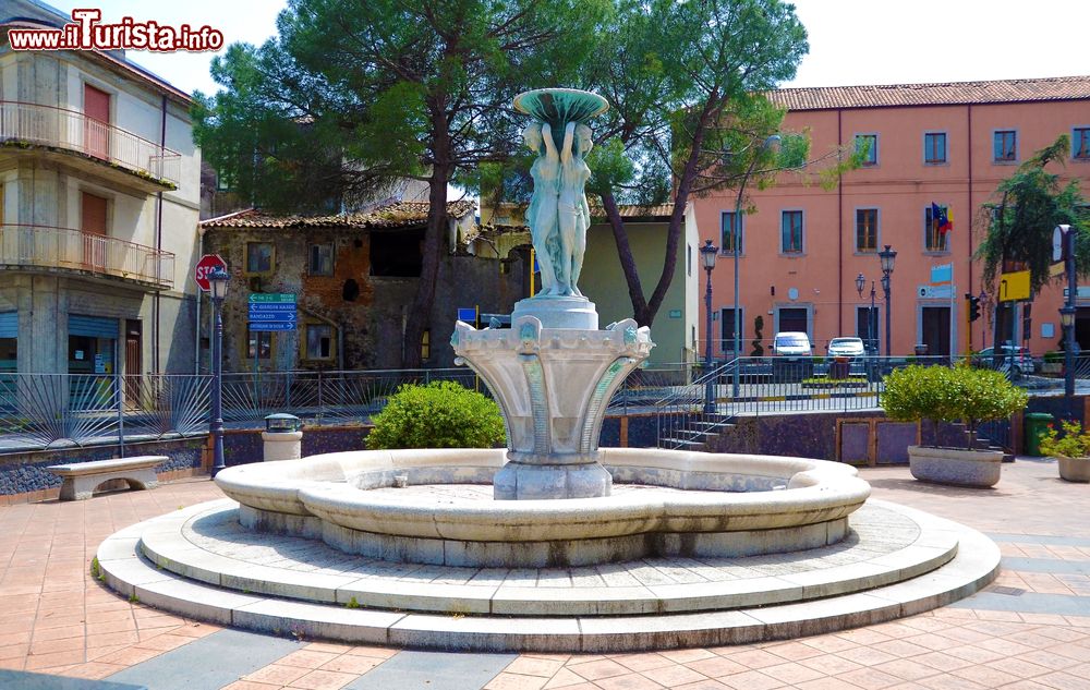 Immagine Una fontana nel centro storico di Motta Camastra, provincia di Messina, Sicilia.