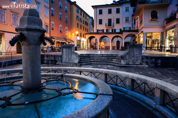 Immagine Una fontana nel centro storico di Riva del Garda (Trentino Alto Adige) fotografata di notte - © 253764424 / Shutterstock.com