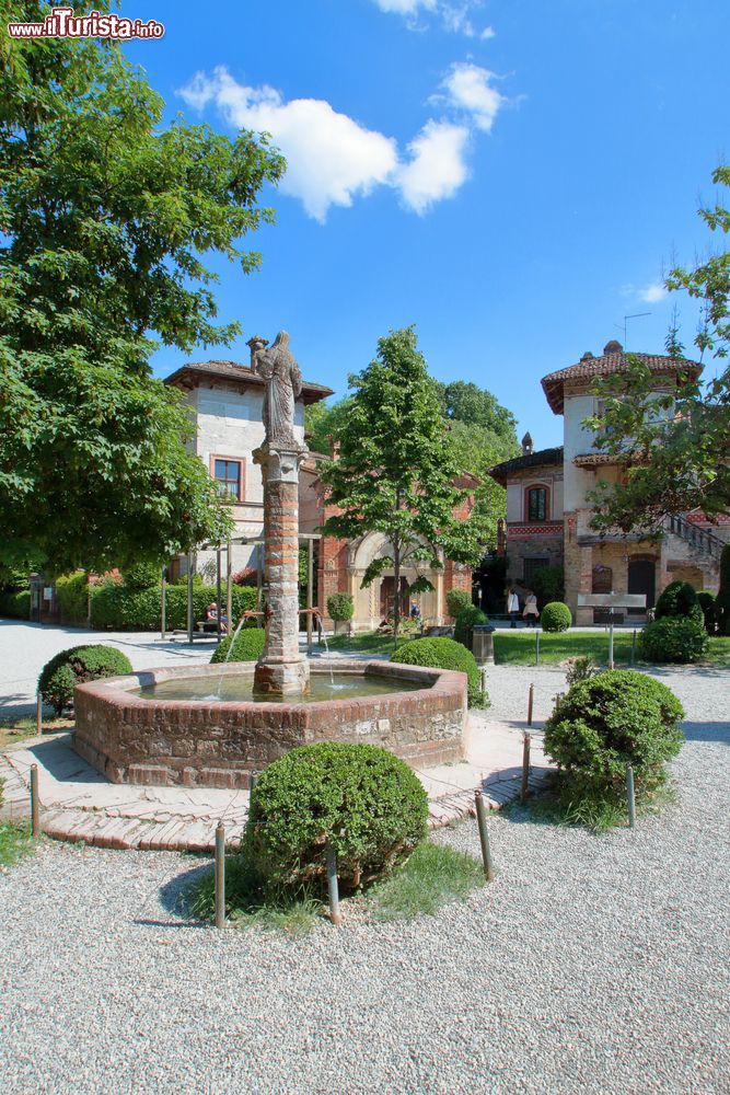 Immagine Una fontana nel cuore del borgo medievale di Grazzano Visconti in Emilia, provincia di Piacenza