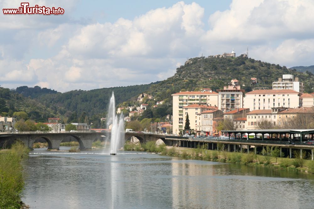 Immagine Una fontana nel fiume a Ales, Francia: chiamata anticamente Alais, questa bella cittadina del Gard si trova ai piedi delle Cevennes nella Francia meridionale.