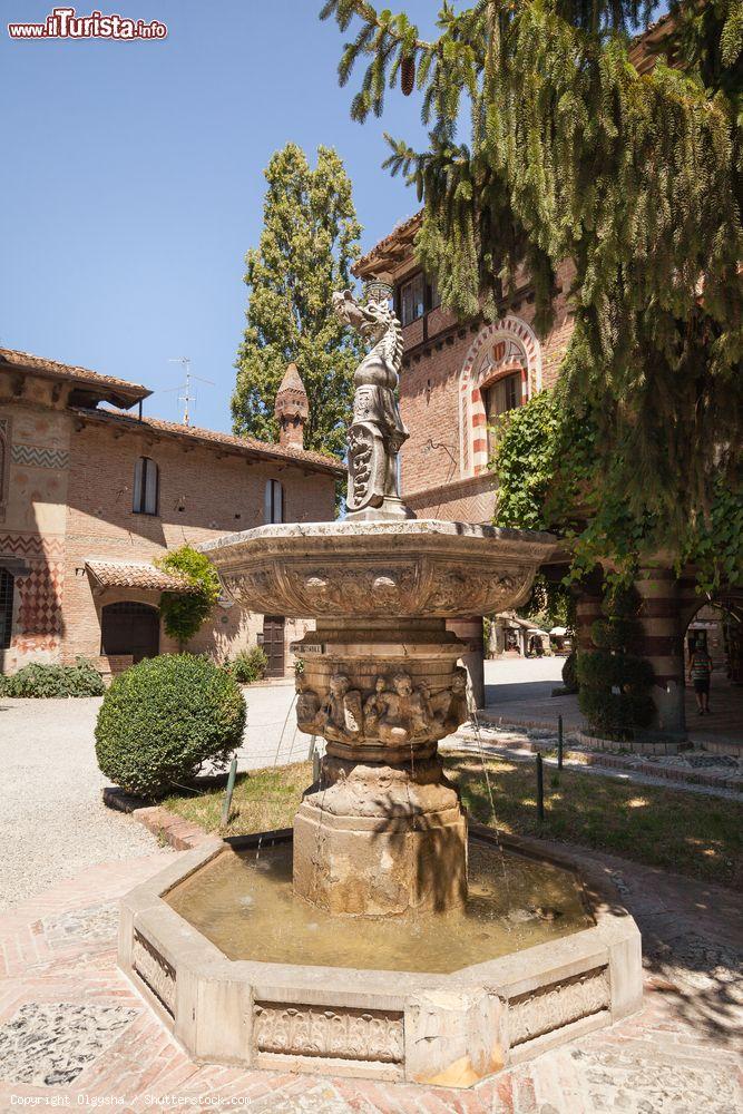 Immagine Una fontana nel parco di Grazzano Visconti: da visitare il parco con il suo giardino all'italiana. Un vialetto divide il parco in due zone distinte ma perfettamente simmetriche: le statue delle quattro stagioni a sinistra si sposano e conciliano con due cumuli di palle di cannone e la fontana ottagonale della parte destra, al centro della quale campeggia la statua in marmo bianco raffigurante Orfeo.  - © Olgysha / Shutterstock.com 