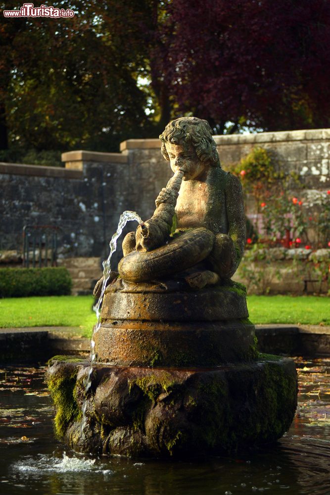 Immagine Una fontana nel Pittencrieff Park a Dunfermline, Scozia, UK. Questo parco pubblico, conosciuto anche come The Glen, fu acquistato da Andrew Carnegie nel 1902 che l'anno successivo lo regalò alla città.