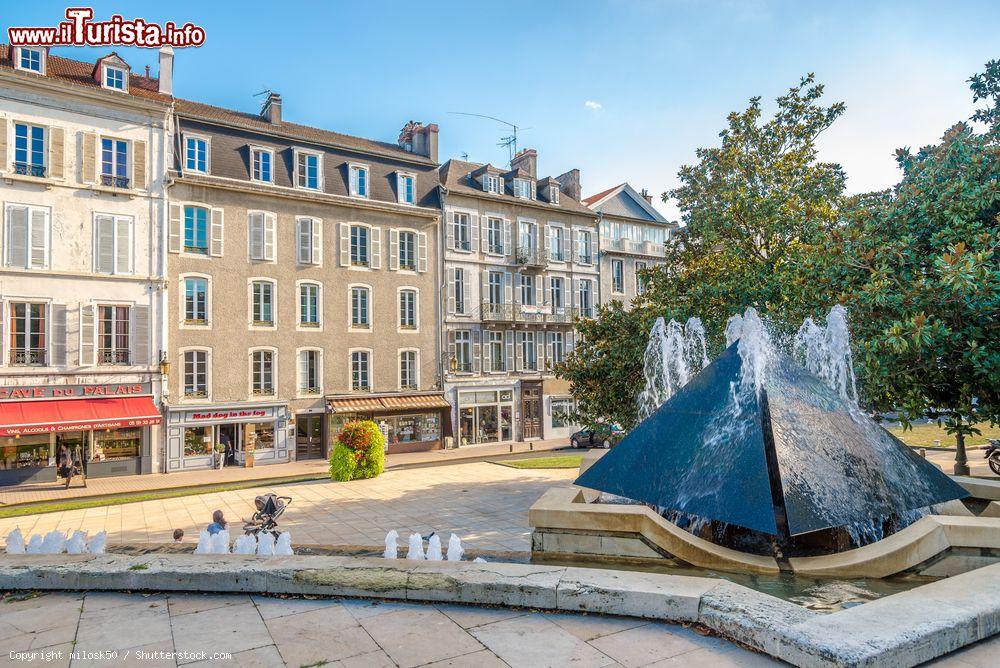 Immagine Una fontana nella piazza del villaggio di Pau, Francia, in una giornata estiva - © milosk50 / Shutterstock.com