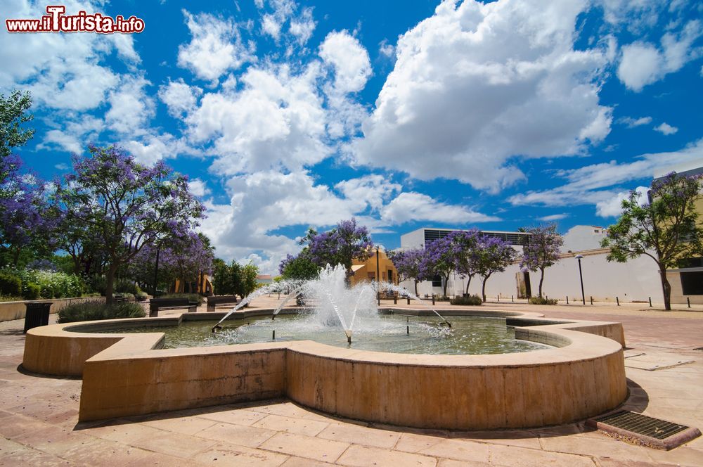 Immagine Una fontana nella piazza della città portoghese di Silves, storica capitale dell'Algarve all'epoca dei Mori.