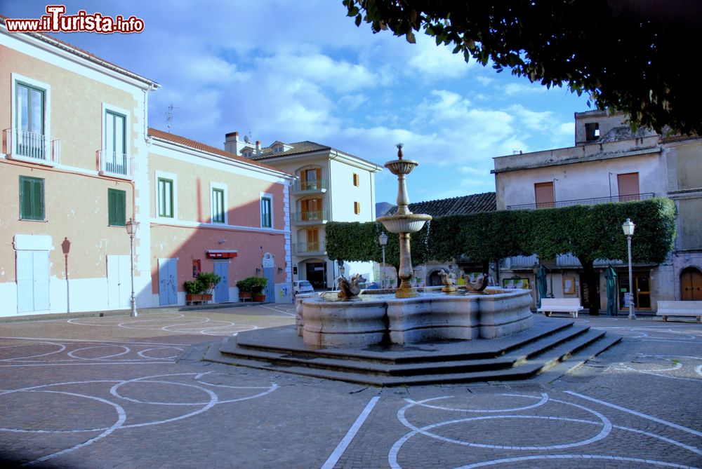 Immagine Una fontana nella piazza di Giffoni Valle Piana, Campania. Questo Comune dovrebbe il suo nome alla presenza di un antico tempio dedicato alla dea Giunone.