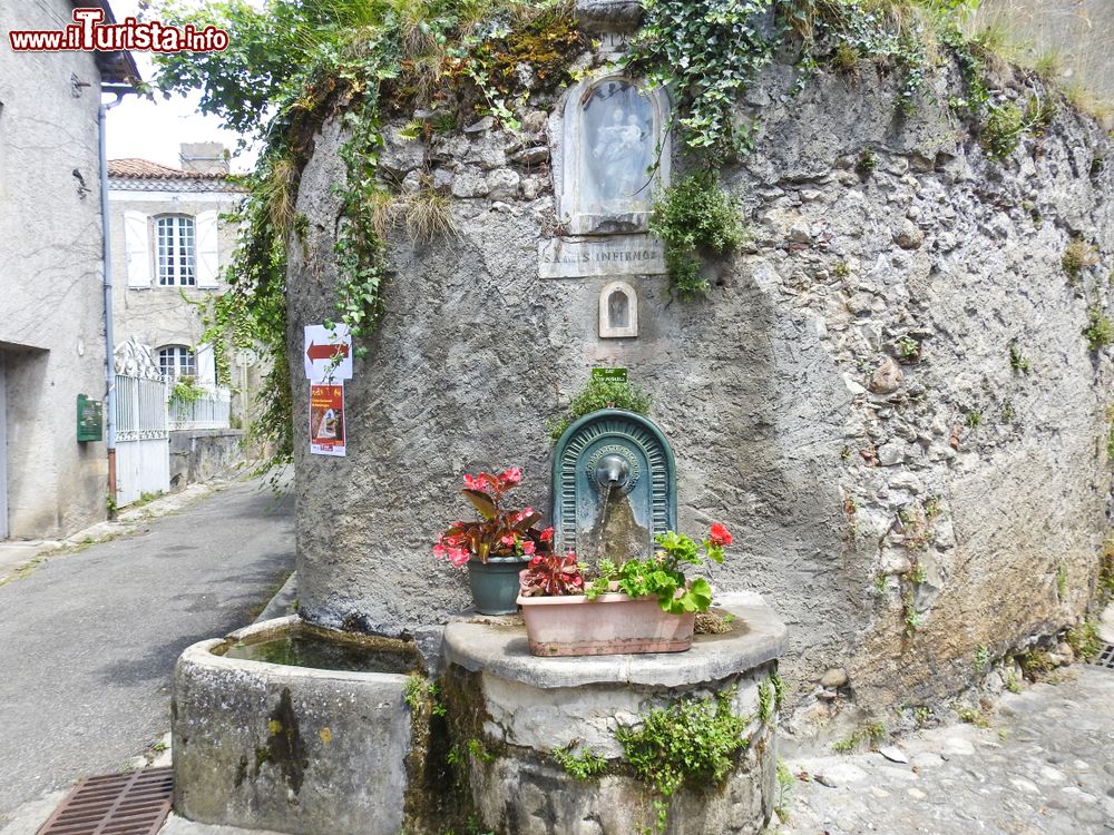 Immagine Una fontanella nel borgo di Saint-Bertrand-de-Comminges, Francia. Il villaggio si trova lungo il Cammino di Santiago di Compostela.