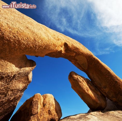 Immagine Una formazione rocciosa ad arco al Joshua Tree, California, USA - © Galyna Andrushko / Shutterstock.com